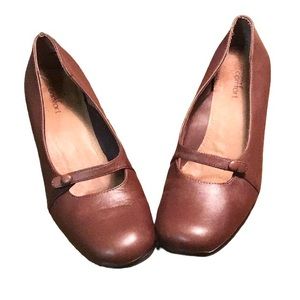 STRICTLY COMFORT BROWN LEATHER HEELS